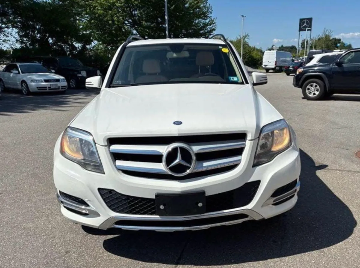 2014 Mercedes-Benz GLK in white, front view